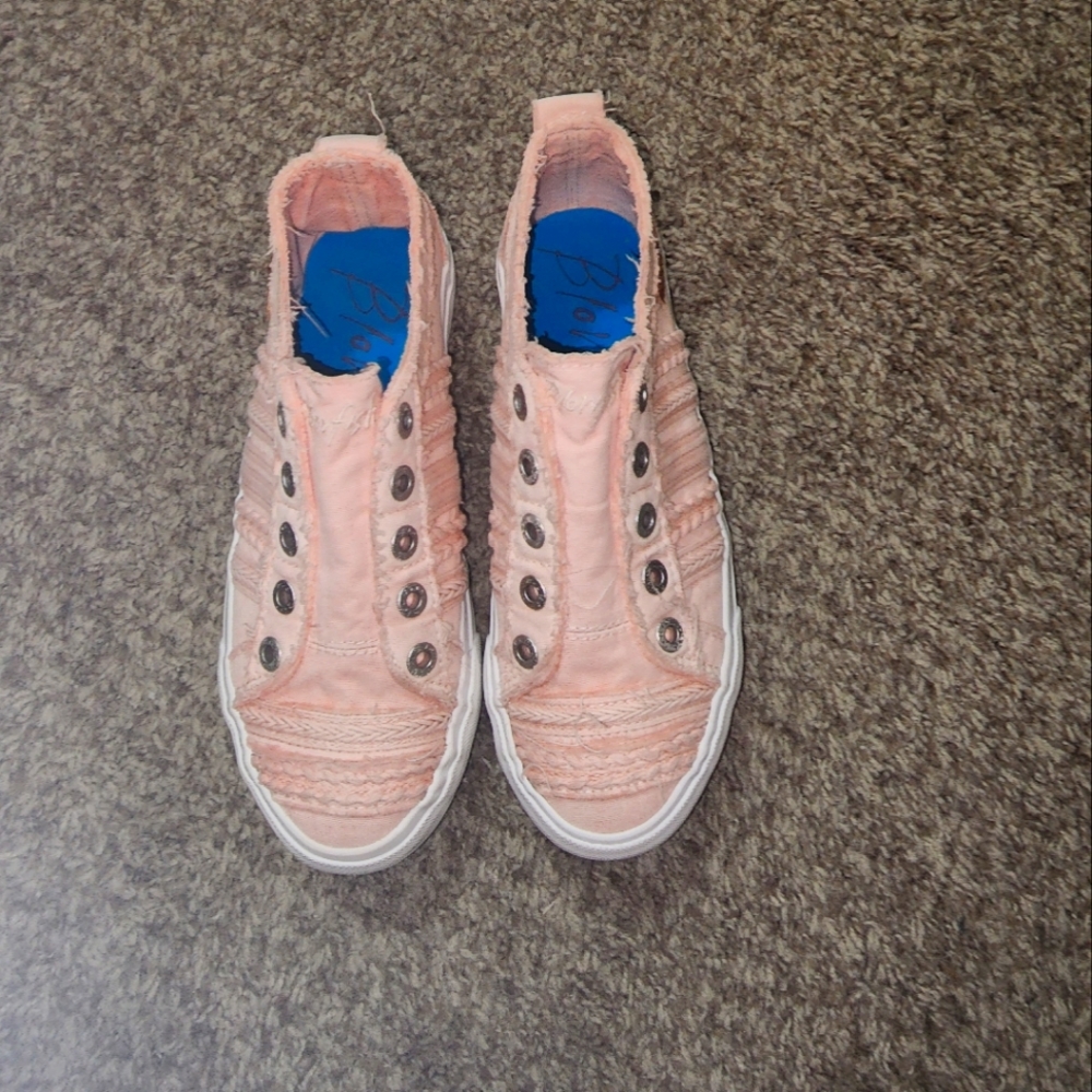 Light pink tennis shoe 7.5